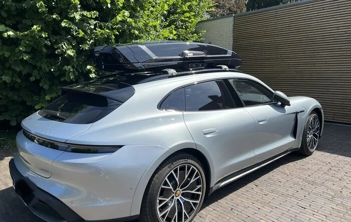 Taycan CT4 w/ 2021 vs 2022 Thule Wingbar Edge , Thule Vector M roofbox