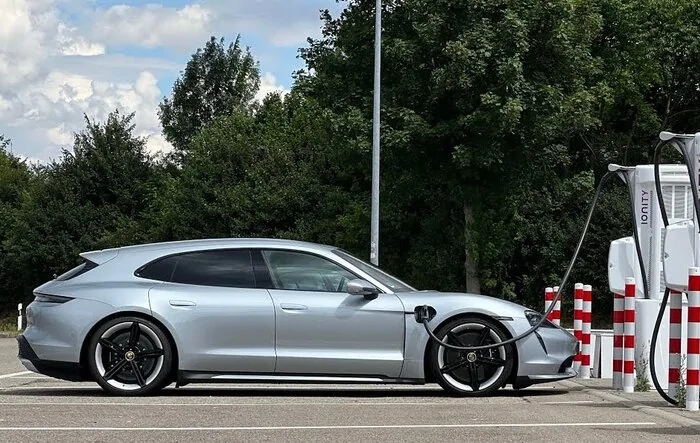 Taycan Sport Turismo Turbo on the Autobahn (video review by Out of Spec Kyle)