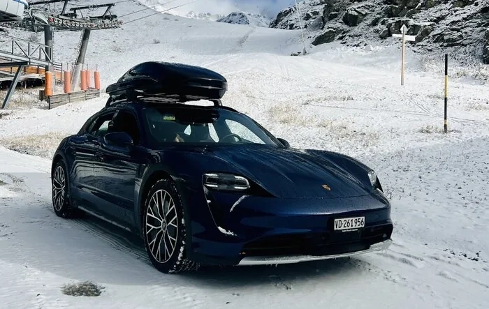 Taycan Cross Turismo in snow with Pirelli winter tires, Gravel Mode and roof box