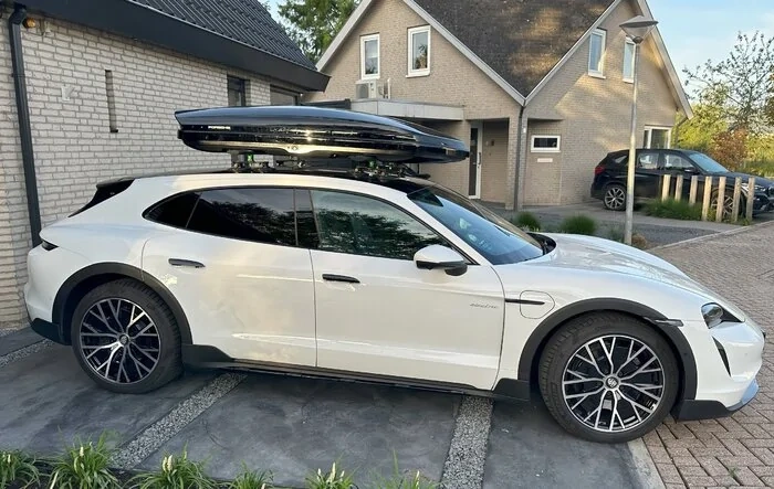 Porsche Roofbox without roofbars on a panorama roof... possible w/ Treefrog Crossbar Roof Carrier Black